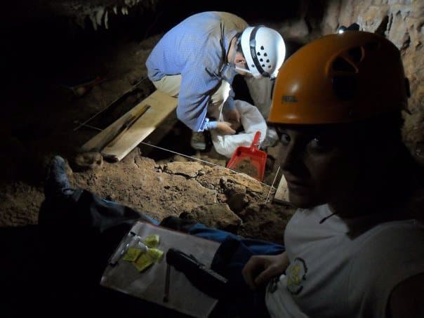 Mariana Nabais with her team, inside the cave. The photo quality is the fault of the 2010 cell phones