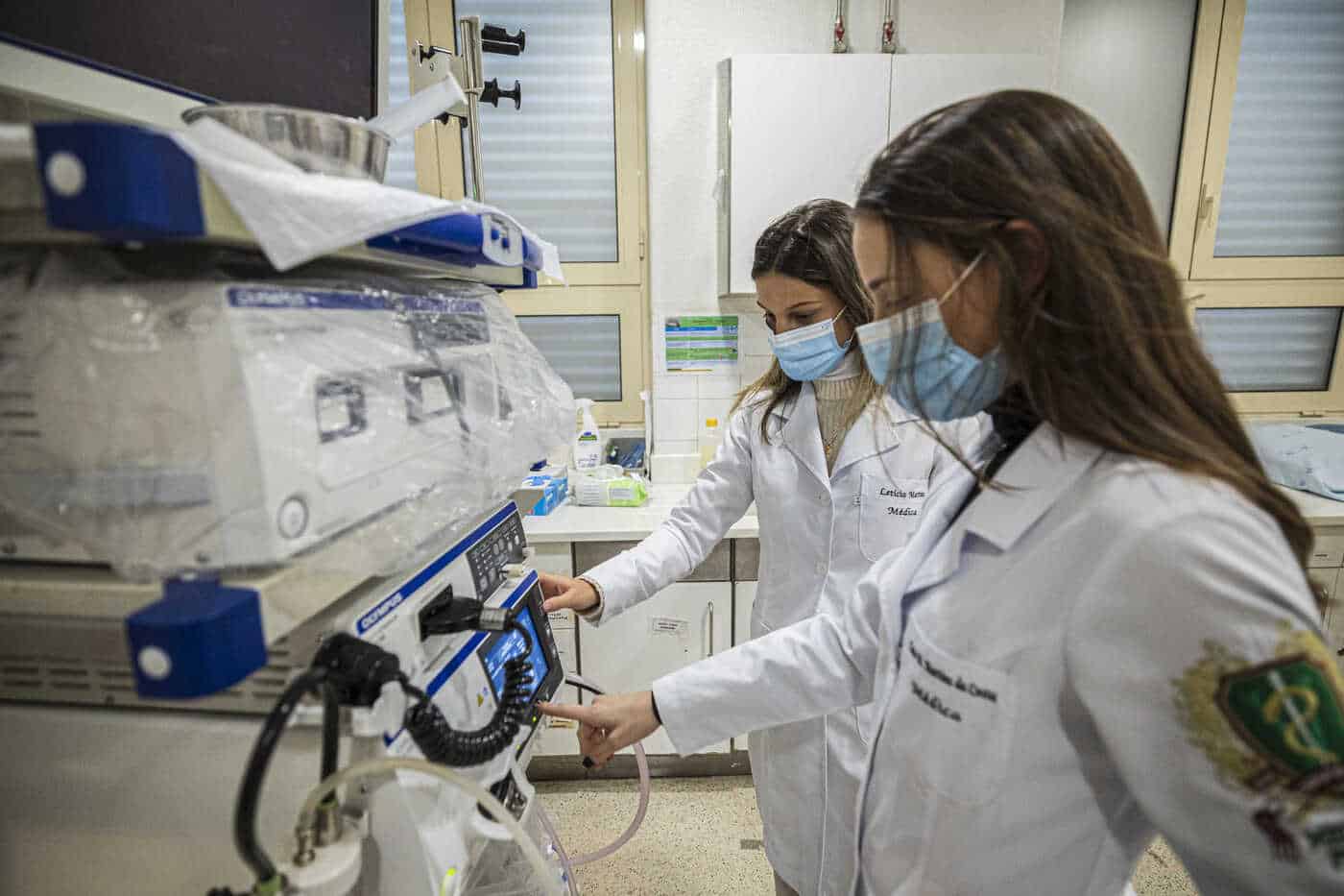 Thaís and Letícia confess that what impressed them most in the first days was the fact that the interns here start to learn how to do exams right away, because in Brazil this is not the case.