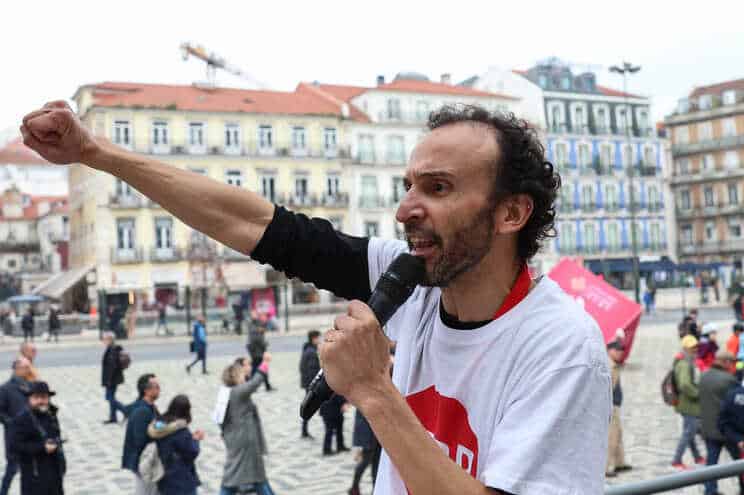 O líder do Sindicato de Todos os Professores (S.T.O.P), André Pestana, durante a Marcha Nacional pela Escola Pública, convocada pelo S.TO.P como forma de protesto contra as politicas de educação do Governo, Lisboa, 14 janeiro 2023. ANTÓNIO COTRIM/LUSA