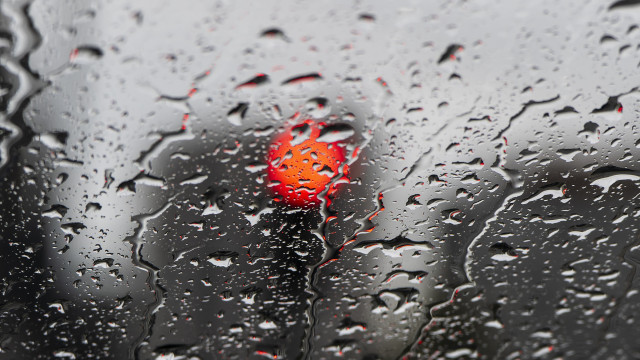 People evacuated from cars in Loures due to heavy rainfall