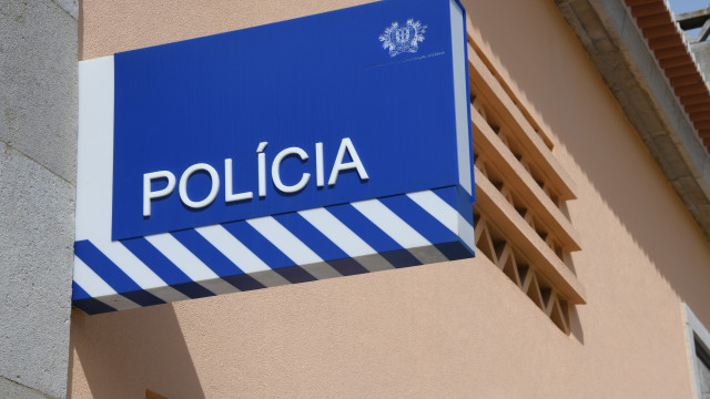 Police officer on leave detained for pandering. Firearms and 107,000 euros seized