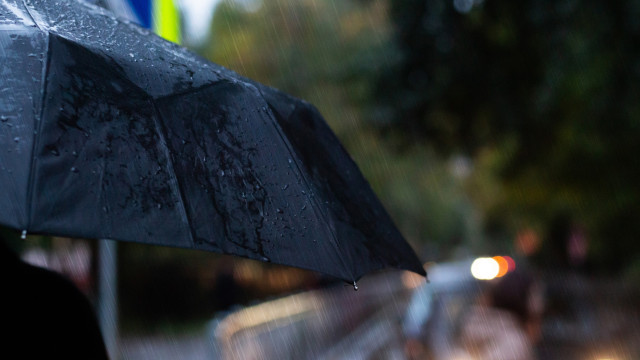 People rescued from cars in Loures due to rain. Homes flooded