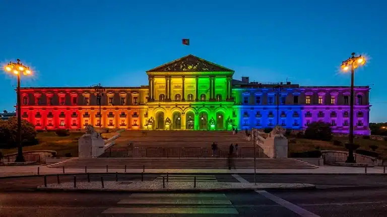 Parliament lit up in LGBTQ+ colors with PSD doubts and against Chega’s wishes