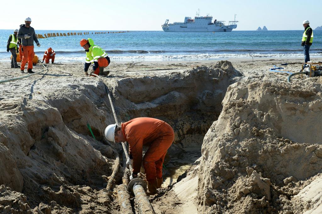 Workers install the SEA-ME-WE 5 high-speed undersea cable in France (Boris Horvat/Getty Images)