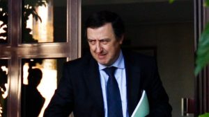 Judge Carlos Alexandre outside the home of lawyer Duarte Lima. Duarte Lima and his son Pedro Lima were arrested this morning by the Judiciary Police in connection with a case of alleged fraud in which they are suspected of involvement in the embezzlement of 44 million euros from BPN, November 17, in Lisbon.