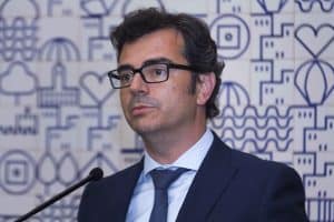 Between March and May the volume of housing sales in Portugal increased, interrupting the downward cycle that started in the fourth quarter of 2021, reveals this Tuesday Confidencial ImobiliárioThe purchase of houses increased more than 6% between March and May compared to the previous three months, for a total of about 33,800 fires, reveals this Tuesday the Confidencial Imobiliário (CI). The estimated sales volume reversed the decline that was still being felt between December 2022 and February 2023, when 31,800 homes were sold in the country.
Ricardo Guimarães, director of Confidencial Imobiliário, reminds that after the peak of 43,600 houses sold in the last quarter of 2021, the volume of housing sales was progressively reduced, the only exception being the null variation registered in the second quarter of 2022. The sharpest drop (of -9.1%) occurred in the first three months of 2022, with 33,100 units sold.
"In addition to sales, the market is holding the positive dynamic in terms of valuation, despite the recent price deceleration," says Ricardo Guimarães, referring to the latest available data, which show that in May the sale prices of homes in Portugal had a monthly variation of 0.6% and year-on-year of 14.1%.
This evolution maintains the upward trajectory, although at a much slower pace than at the beginning of the year, it adds. "In the accumulated March to May 2023, homes in Portugal were sold for an average price of 2130 euros per square meter, translating into an average price per fire of 220,947 euros," according to data from the SIR - Residential Information System.
Ricardo Guimarães
SALES 22% BELOW PEAK MARKET
"Although the most recent activity is still 22% below the market peak and it is not a very expressive increase, there is effectively a sign of market stabilization, halting the loss cycle observed in the last year, translated into consecutive quarterly reductions in the number of sales," adds Ricardo Guimarães.
For the director of CI, economic performance has successively exceeded expectations and, despite the rise in interest rates, inflation is on a downward path. "So far there have been no decreases in housing prices, so this recovery in sales suggests the reactivation of some demand that had been waiting and that will have adapted to the new market conditions in terms of financing," he concludes.