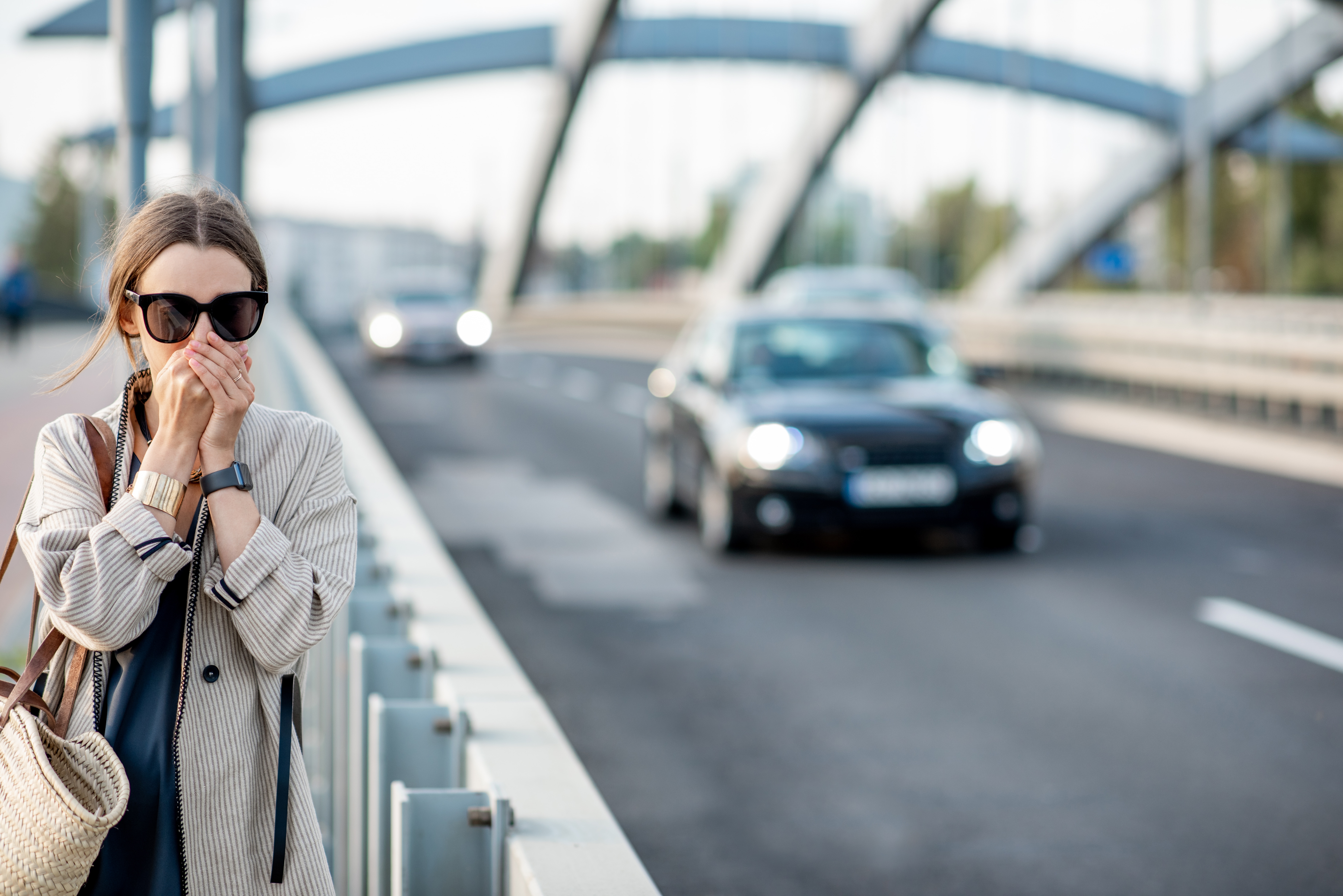Woman feeling bad because fo the air polution outdoors