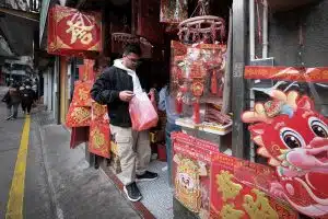 Portuguese in Macau follow tradition of offering money at Lunar New Year