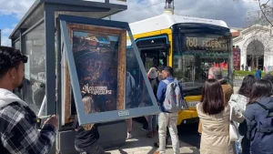 Climáximo replaces advertisements with artworks to challenge automobiles.