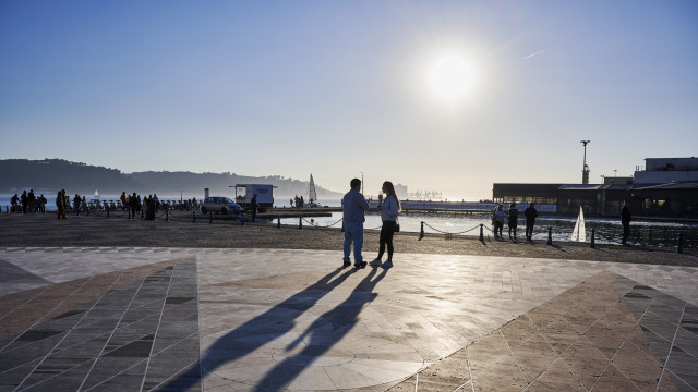 Sol continua a brilhar esta segunda-feira e máximas chegam aos 24 graus