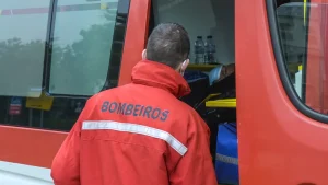 Two elderly people injured in a fire that destroyed a house in Caldas da Rainha