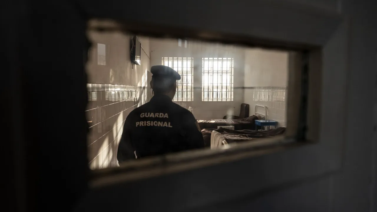 Inmate sets fire to cell in Angra do Heroísmo jail. There are 7 injured.