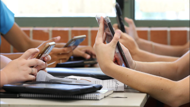 AD quer proibir telemóveis nas escolas até 6.º ano