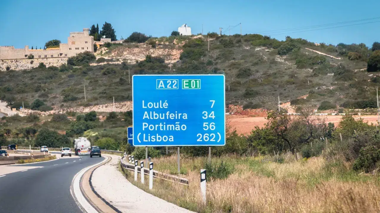Traffic on the A22 halted in the direction of Loulé-Faro due to an accident.
