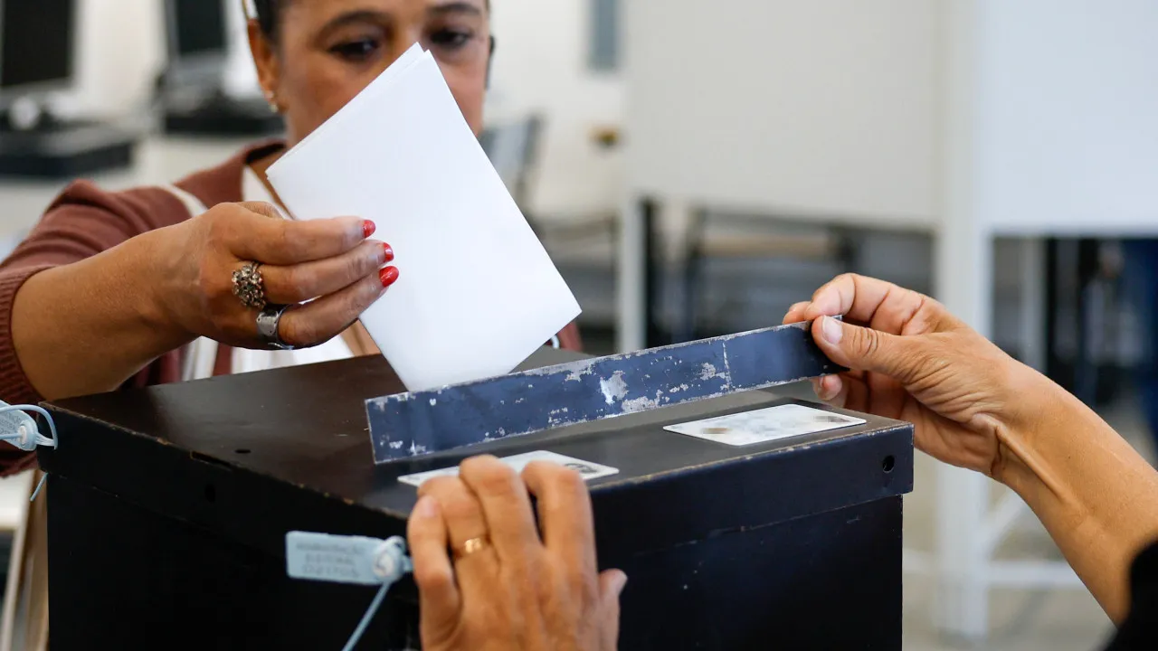 48.28% of voters had cast their votes by 4:00 PM. It's less than last year.