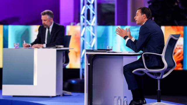 Montenegro diz que SNS está em transformação, Pedro Nuno fala em falhanço