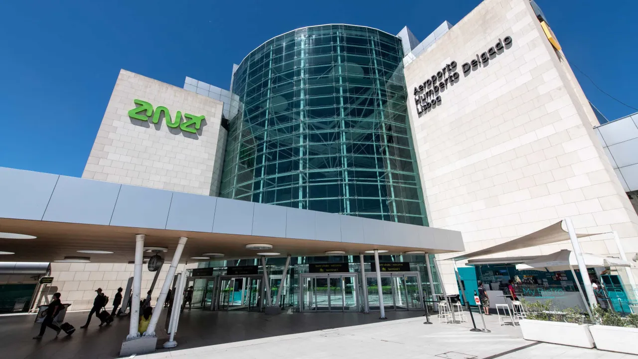 Hours-long queues and fainting: New system throws Lisbon Airport into chaos