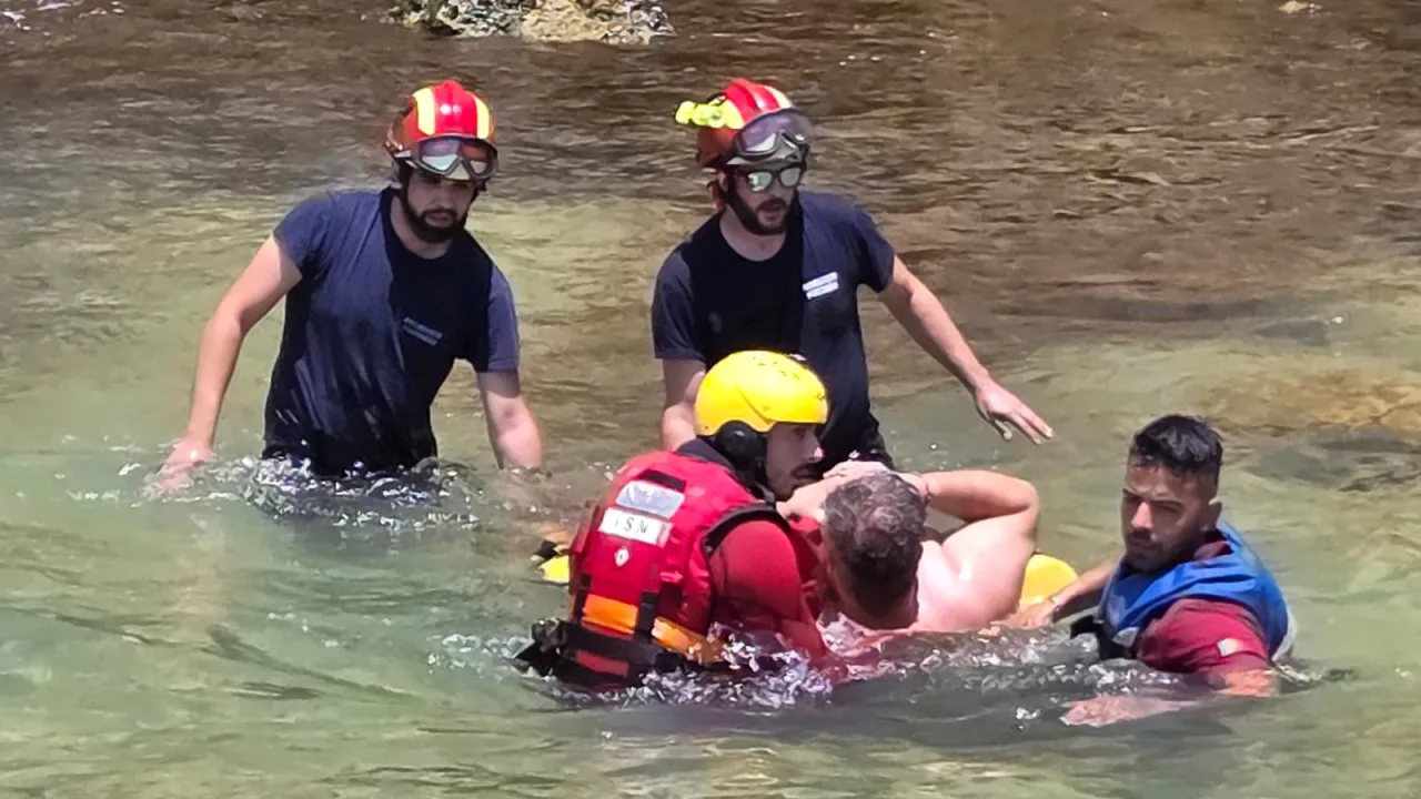 40-year-old man assisted after falling from a cliff on a beach in Portimão