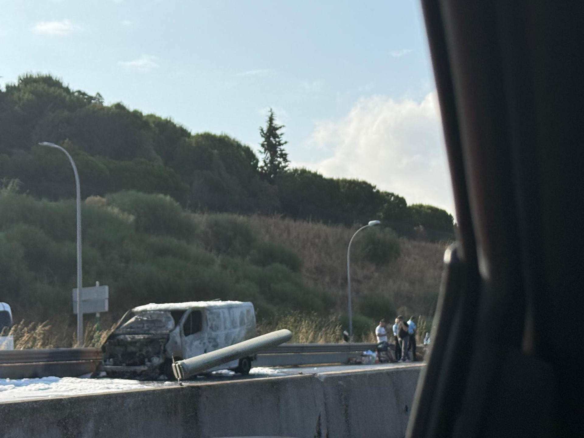A burning car affected traffic on the N117 in the Lisbon-Sintra direction.