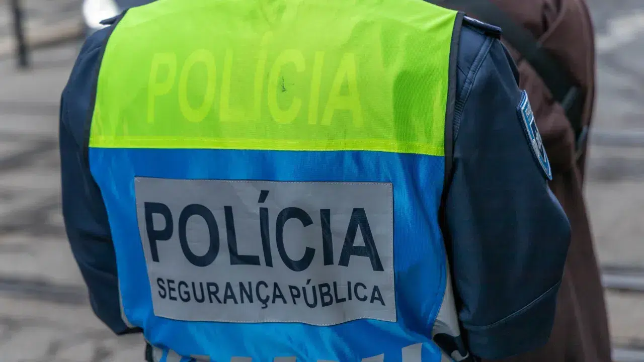 After police chase, flees on foot and abandons car with hashish load