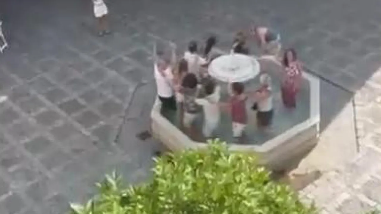 "Barbarians". Portuguese dance in Seville fountain and generate controversy