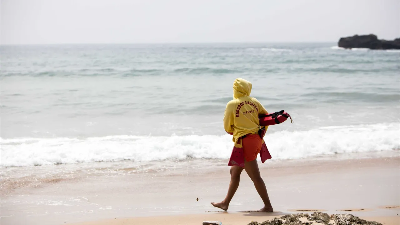 Bathing season starts today in 127 beaches of the North, 84 with blue flag.
