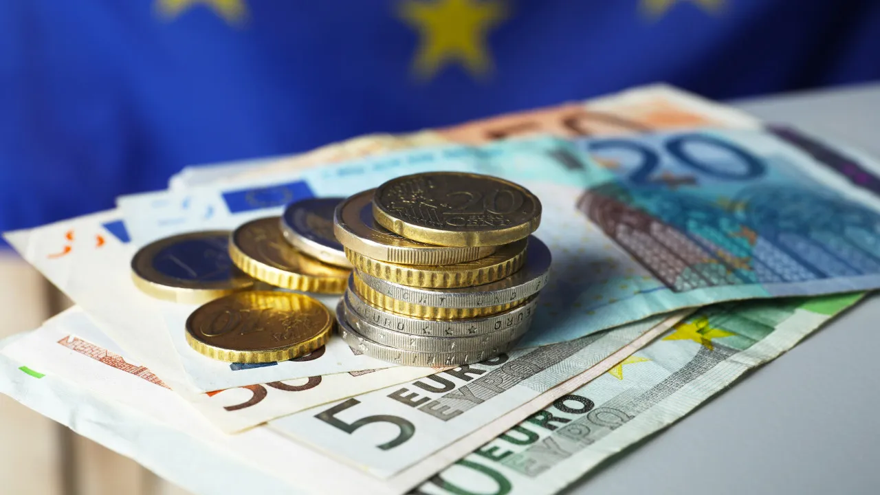 Euro rises and approaches 1.16 dollars
