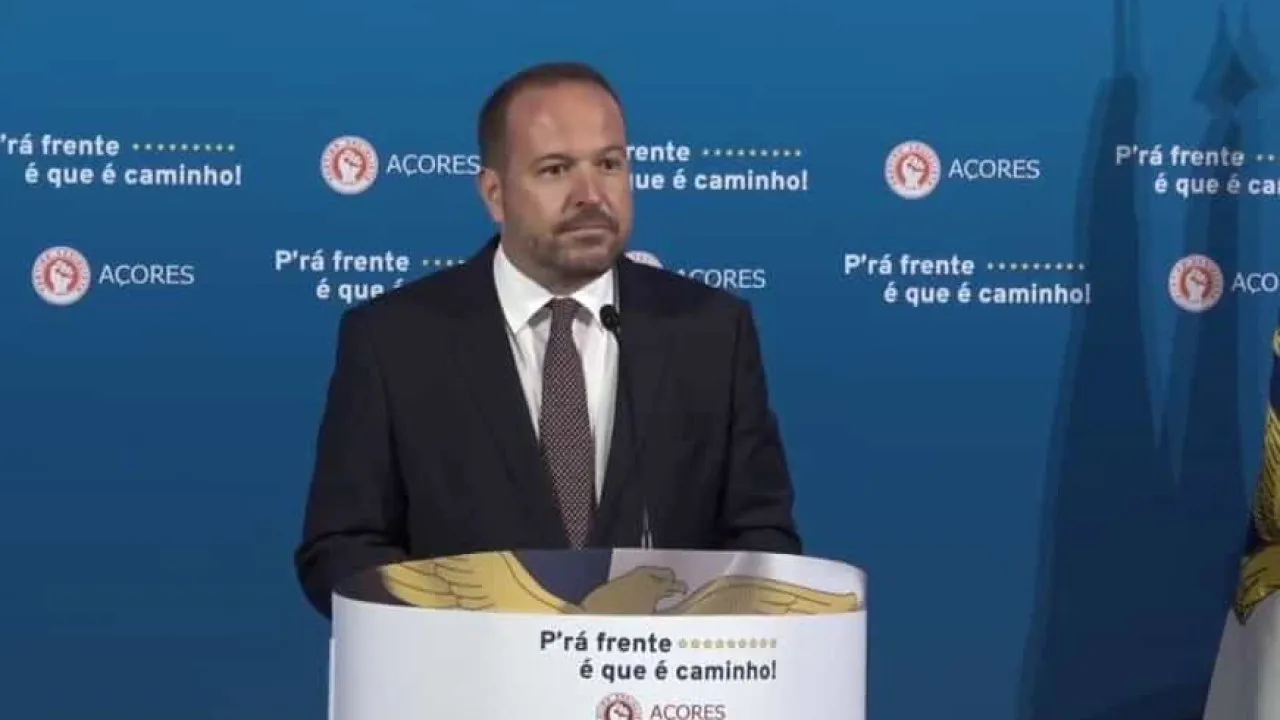 Francisco César says that the state of transport in the Azores is "undignified".