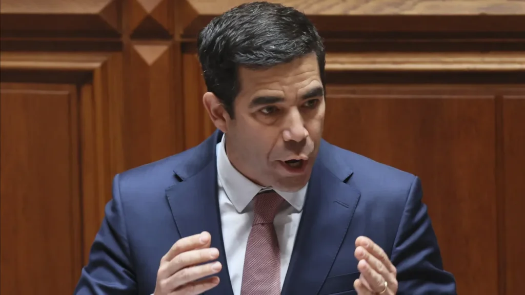 Government challenges Chega to enable changes to "regulate immigration"
