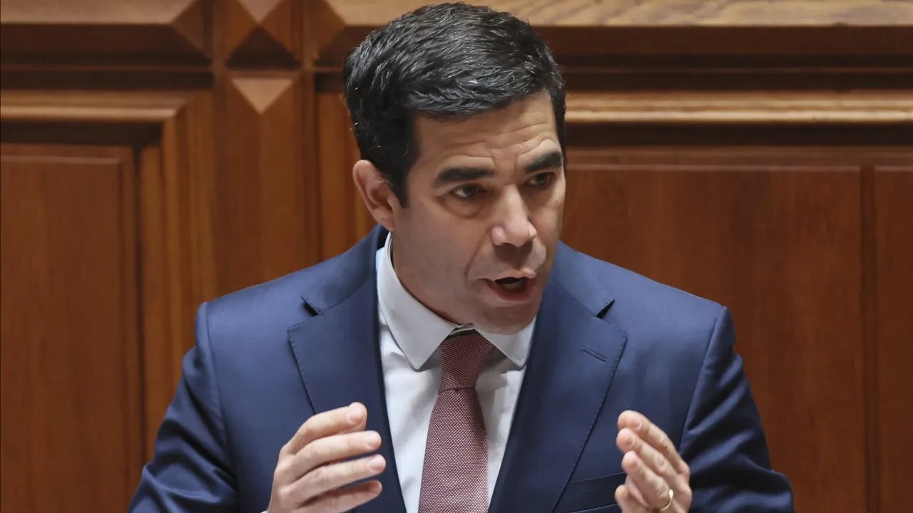 Government challenges Chega to enable changes to "regulate immigration"