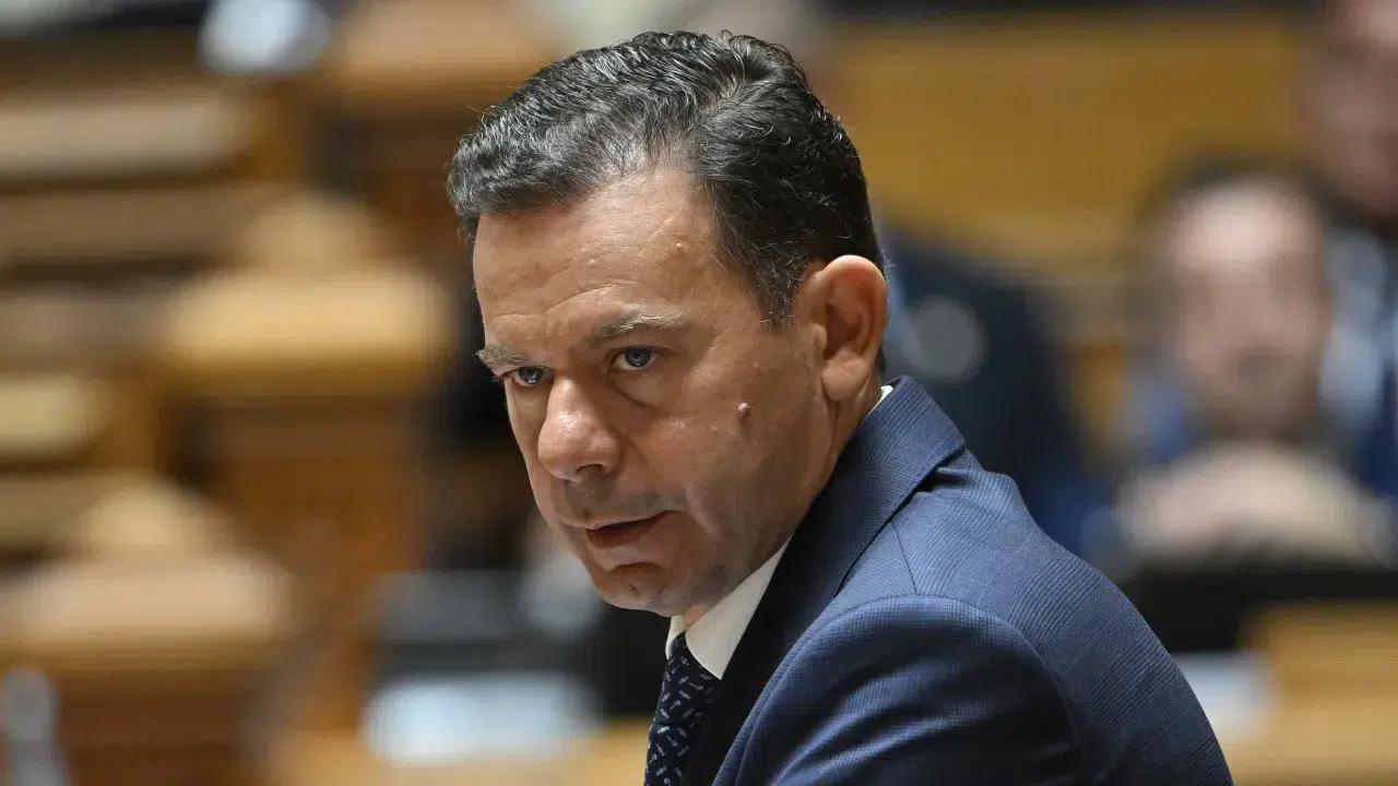 Government leaves the AR "legitimized". "It is up to them to execute their program"