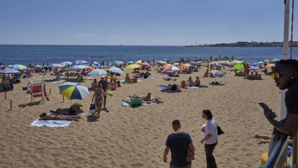 Heat puts five districts under orange alert between Saturday and Sunday