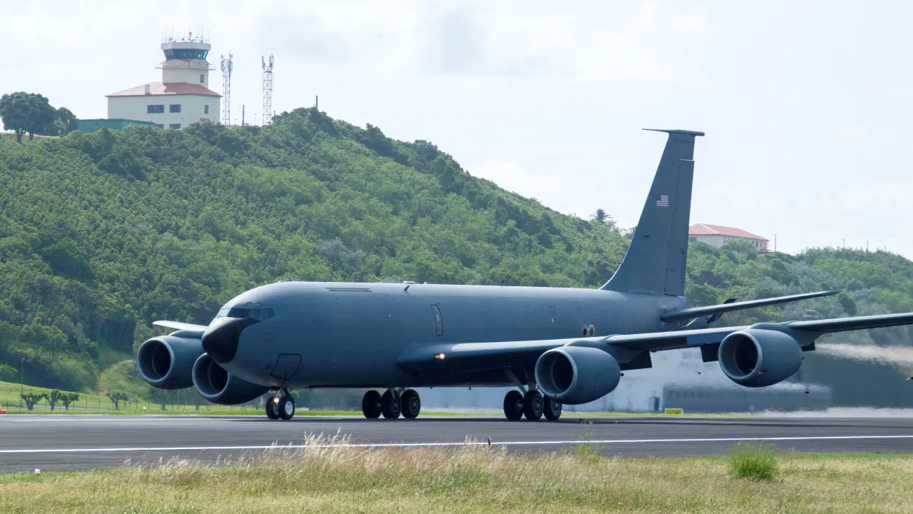 Lajes Base. Government explanation does not convince either Iran or the Left