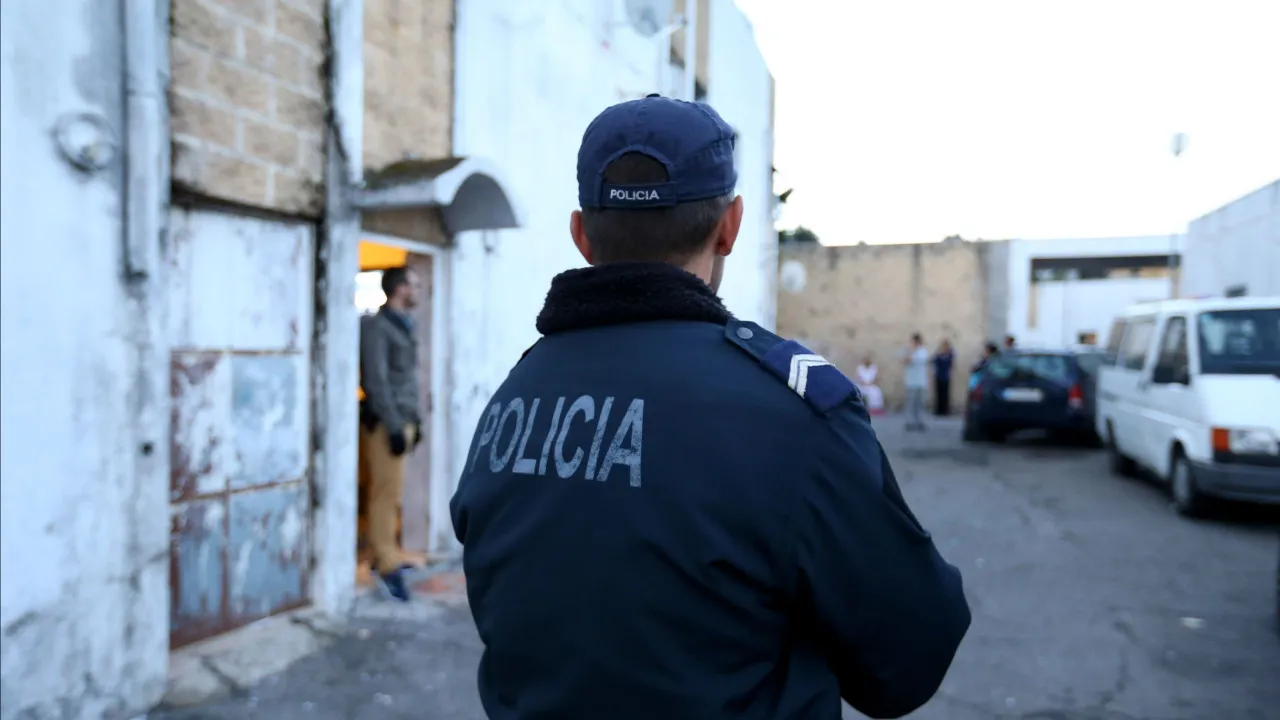 Man shot dead in Feijó, Almada. Suspects are on the run.