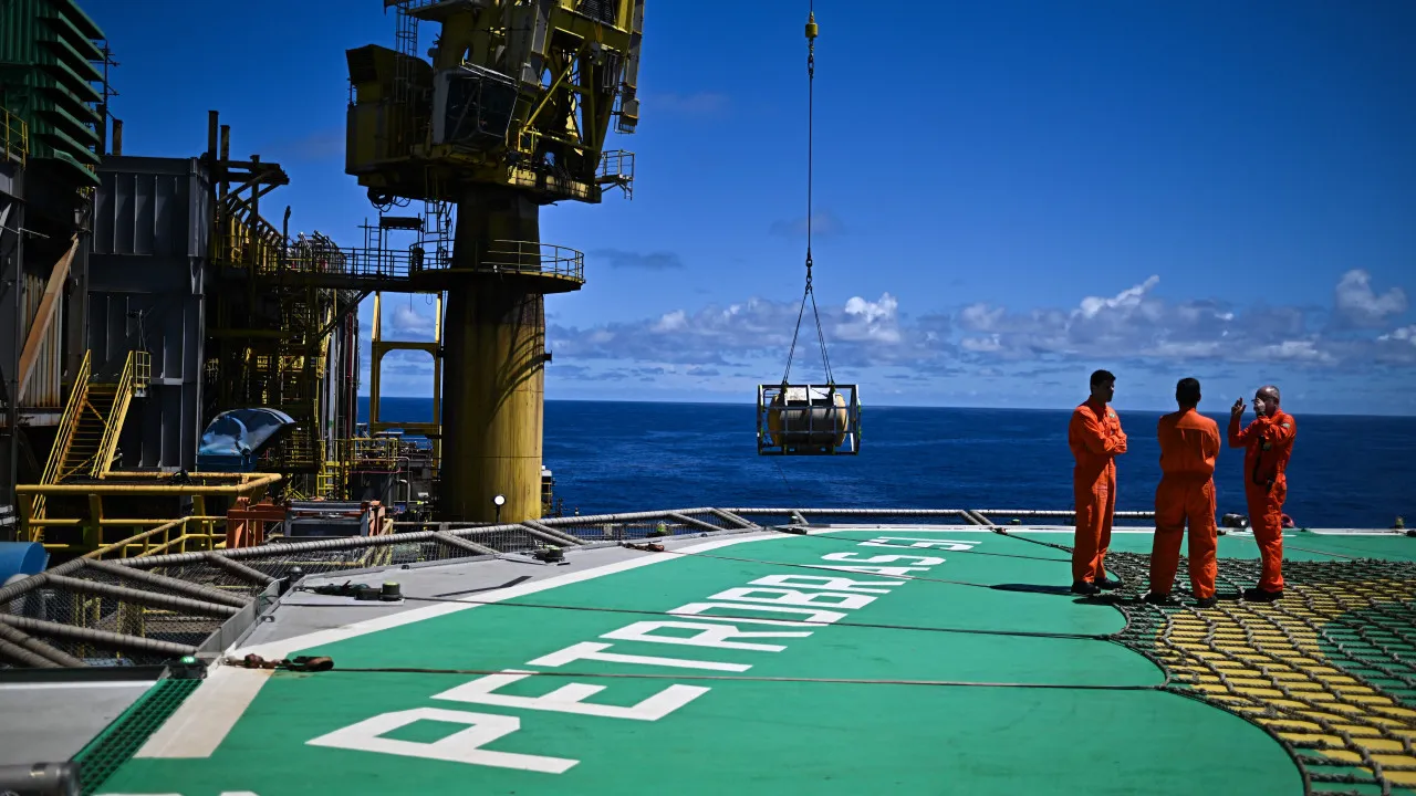 Oil companies acquire 19 fields to explore oil near the Amazon.