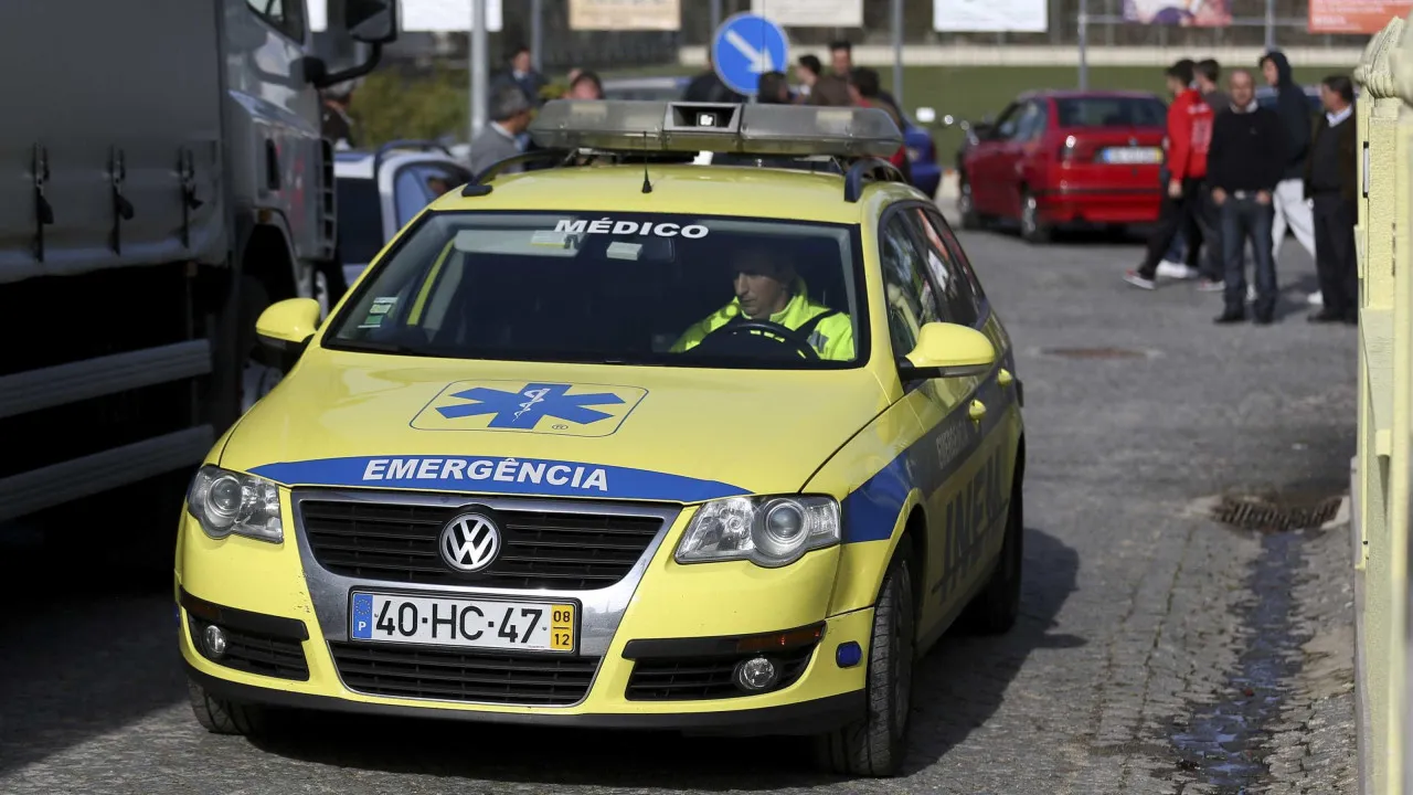 Out-of-control car crashes into bus stop in Queluz. There are 7 injured.