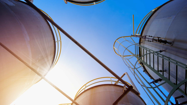 Preços do petróleo sobem 4% na abertura dos mercados asiáticos