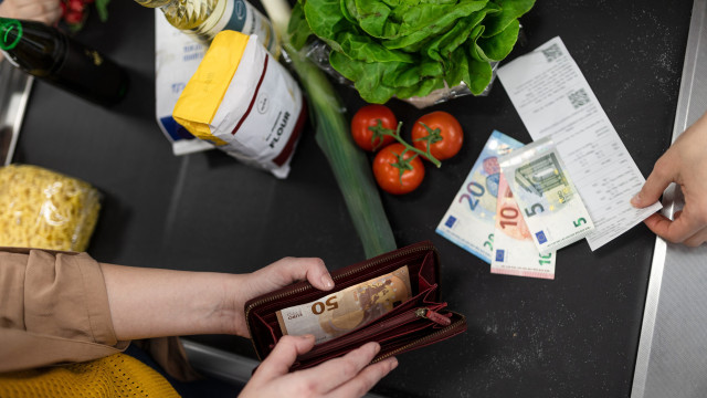 Paying supermarket bills is difficult for four out of ten customers