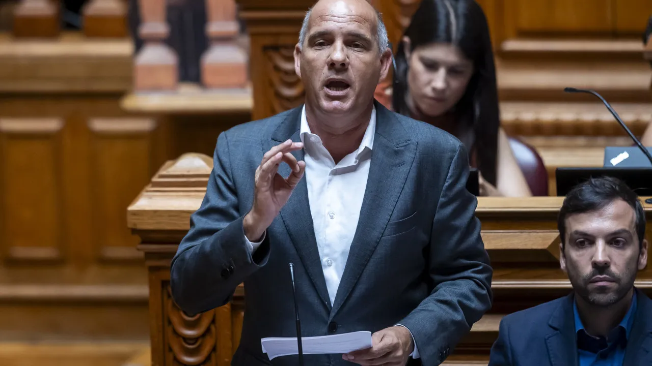 Program "smells like the troika," says PCP. Montenegro criticizes "old communism"