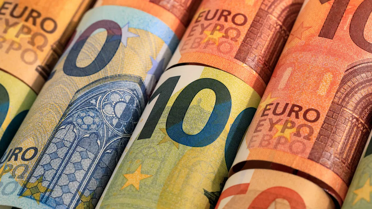 Two banks issue 850 million in senior debt with interest above 3%.