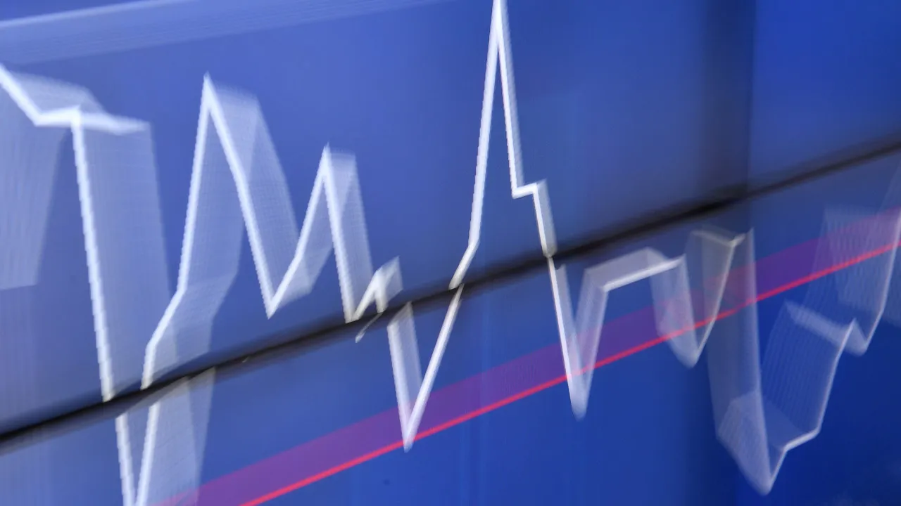 Wall Street falls in roller-coaster session (inflation and US-China deal)