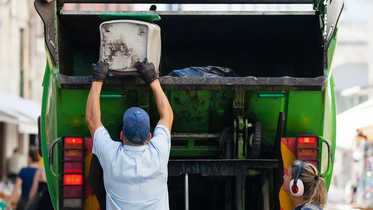 Waste management open to private entities in complementarity
