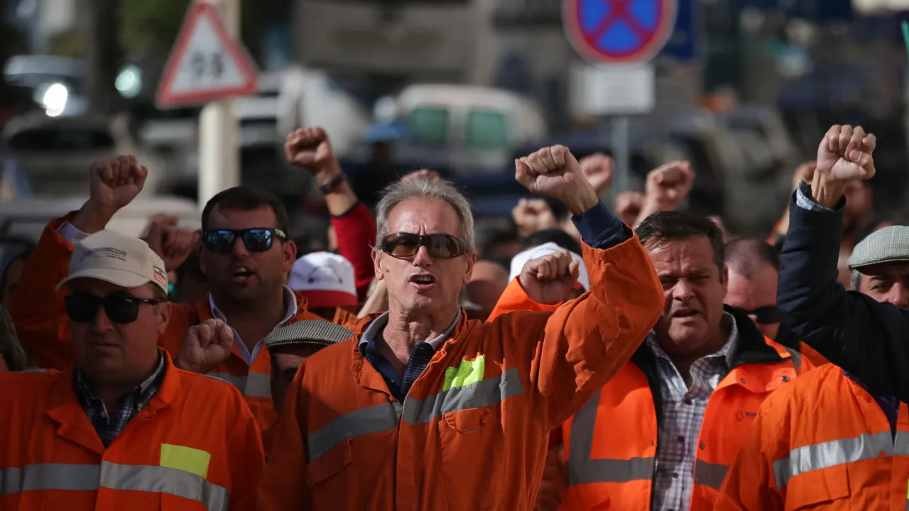 Workers at the Neves-Corvo mine on strike for shift changes