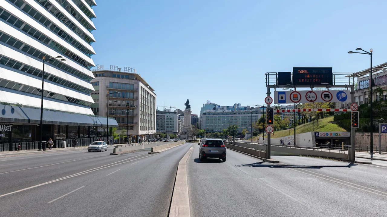 Accident in the Marquês Tunnel causes injury and blocks traffic