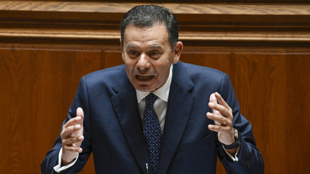 PM promises to discuss health issues and urges PSD/CDS-PP to reject 'politicking'