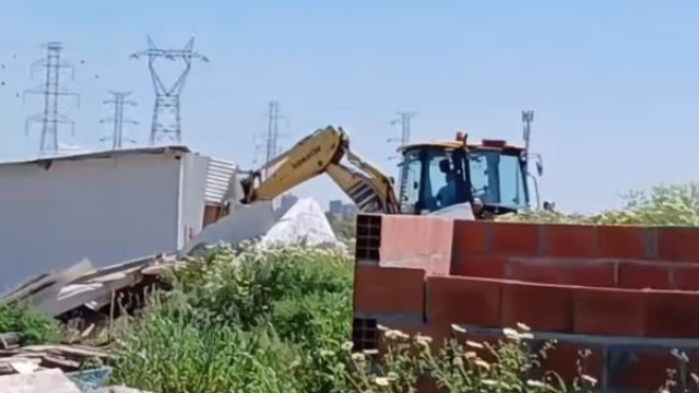 Residents of Talude Militar attempt to prevent demolitions. Tension with police