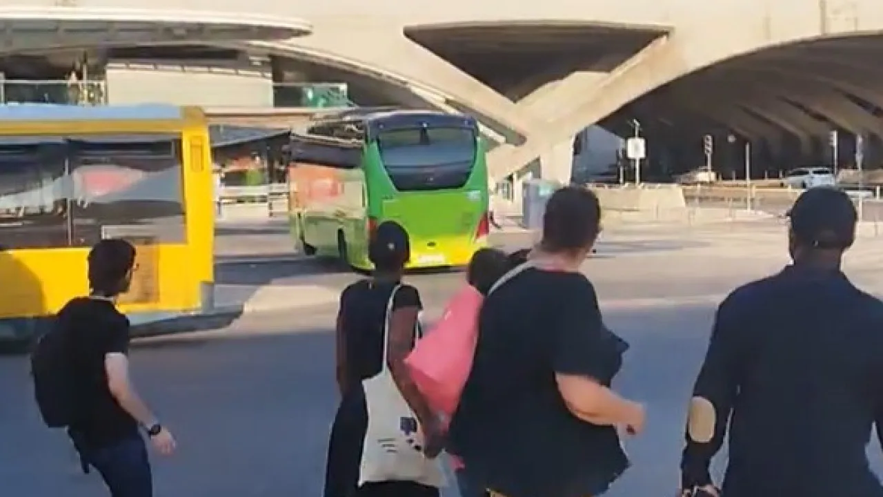 Out-of-control bus crashes into an establishment at Gare do Oriente
