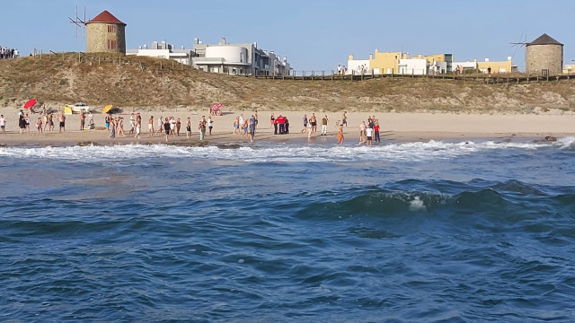 Paddle practitioner rescued from the sea at Coelhos beach in Setúbal