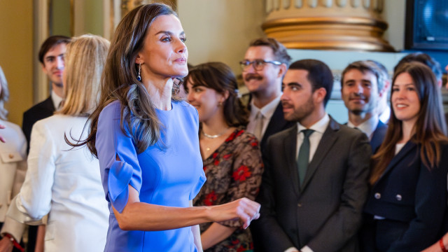 Tudo sobre o look colorido (e em saldos) da rainha Letizia