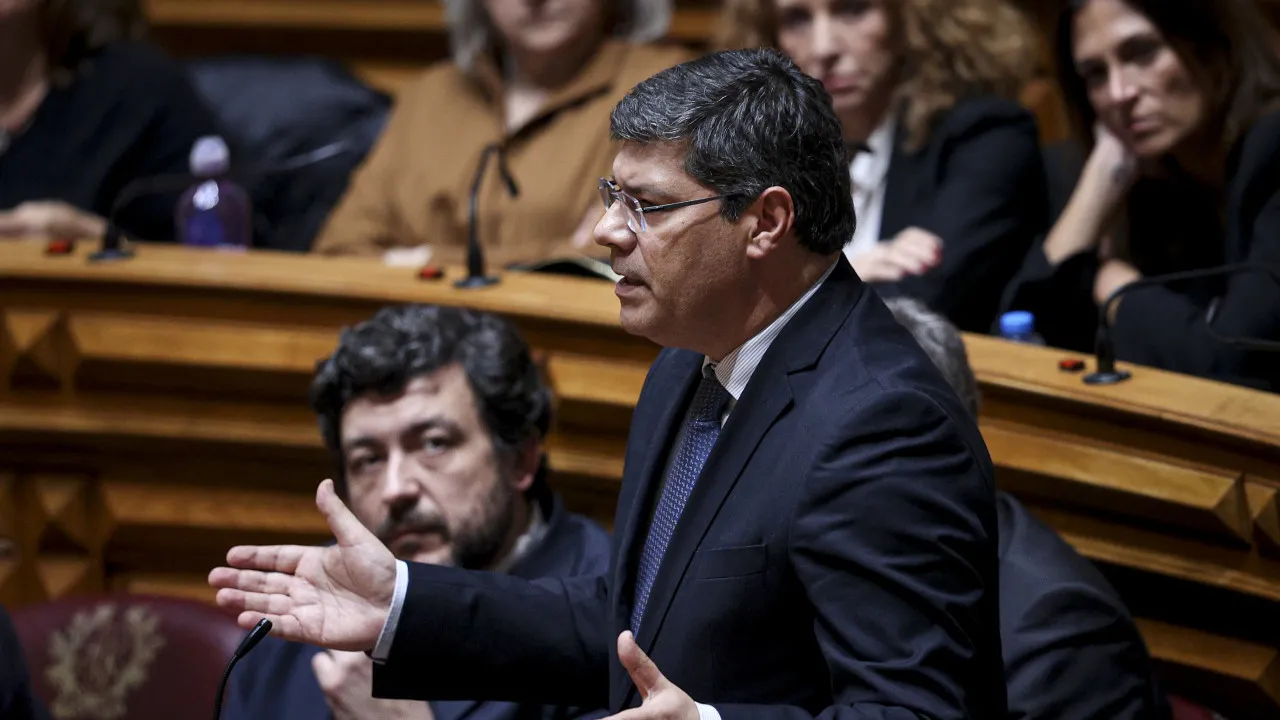 PS accuses the Government of "doing the utmost" to sell TAP "for the lowest price"